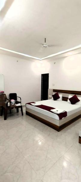 GR Hotel Mateshwari Palace Ayodhya - Hotel-At-Prime-Location Spacious-Room